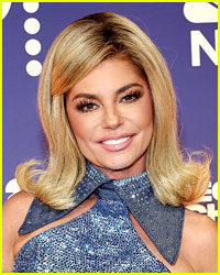 Shania Twain Ditches Glam Makeup for Christmas 2024 Photo Newsies
