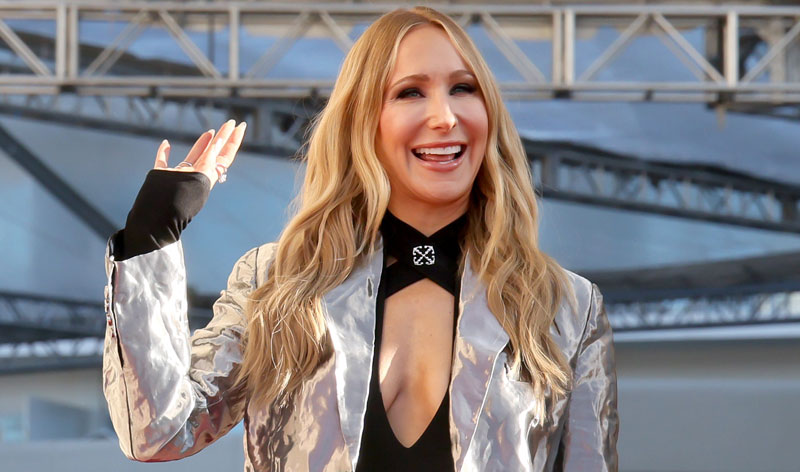 Golden Globes Host Nikki Glaser Reveals What She’s Doing Differently Than Most Previous Hosts