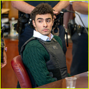 Luigi Mangione indossa gilet antiproiettile per l'apparizione in tribunale mentre l'avvocato si lamenta degli attori che lo interpretano in TV 