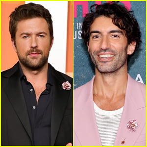 Brandon Sklenar sembra indossare la stessa spilla di fiori di 