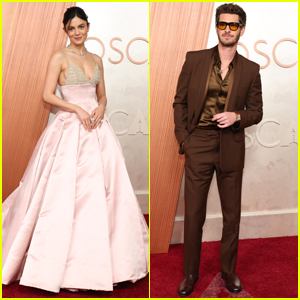 Monica Barbaro e il fidanzato Andrew Garfield Walk Oscar 2025 Red Separaty