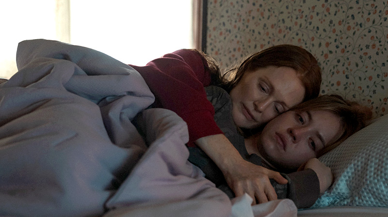Apple TV+ Drops First Look at Julianne Moore & Sydney Sweeney Playing Mother-Daughter Duo in ‘Echo Valley’ Movie