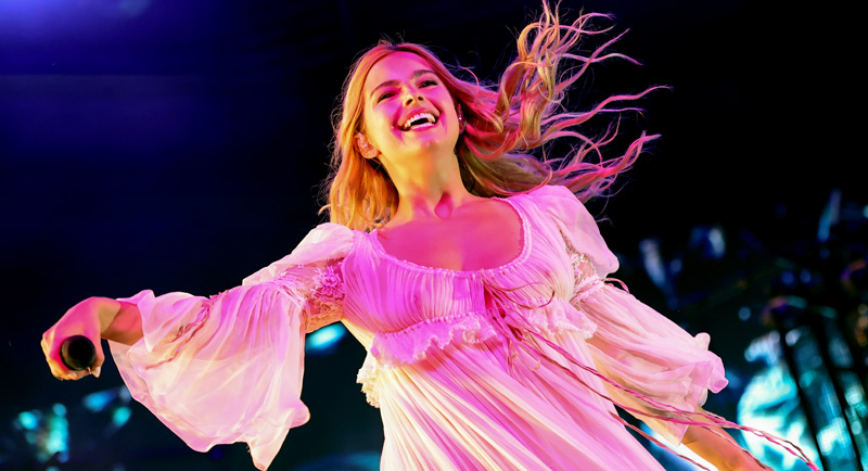 Addison Rae Makes Surprise Coachella 2025 Appearance During Arca’s Set!