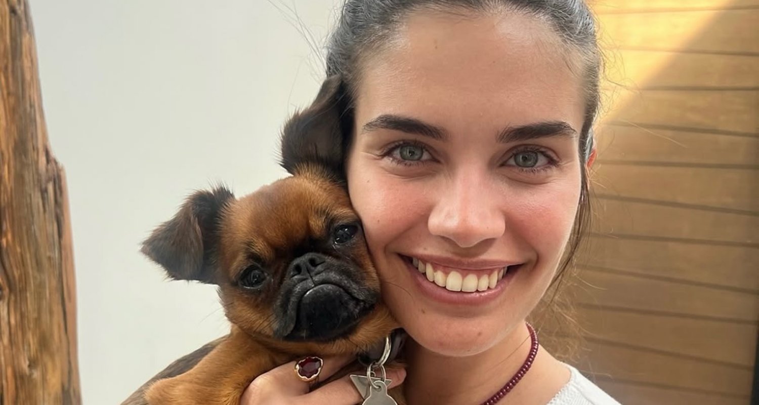 Sara Sampaio Reveals Beloved Dog Mongo Has Been Missing for 3 Weeks(01)
