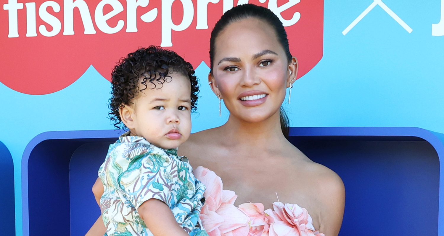 Chrissy Teigen Explains Why 22MonthOld Son Wren is Wearing Orthopedic(01)