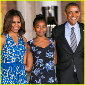 Barack e Michelle Obama condividono una nuova foto di famiglia rara in onore del 24 ° compleanno della figlia Sasha!