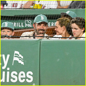 Ben Affleck e Jennifer Garner portano due dei loro figli nel gioco Red Sox a Boston