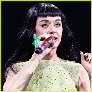 Katy Perry piange sul palco durante la prima esibizione dopo Orlando Bloom Split