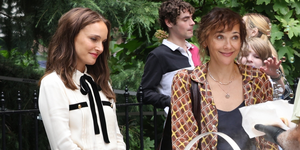 Natalie Portman & Rashida Jones Have Fun on Set of Upcoming Rom-Com