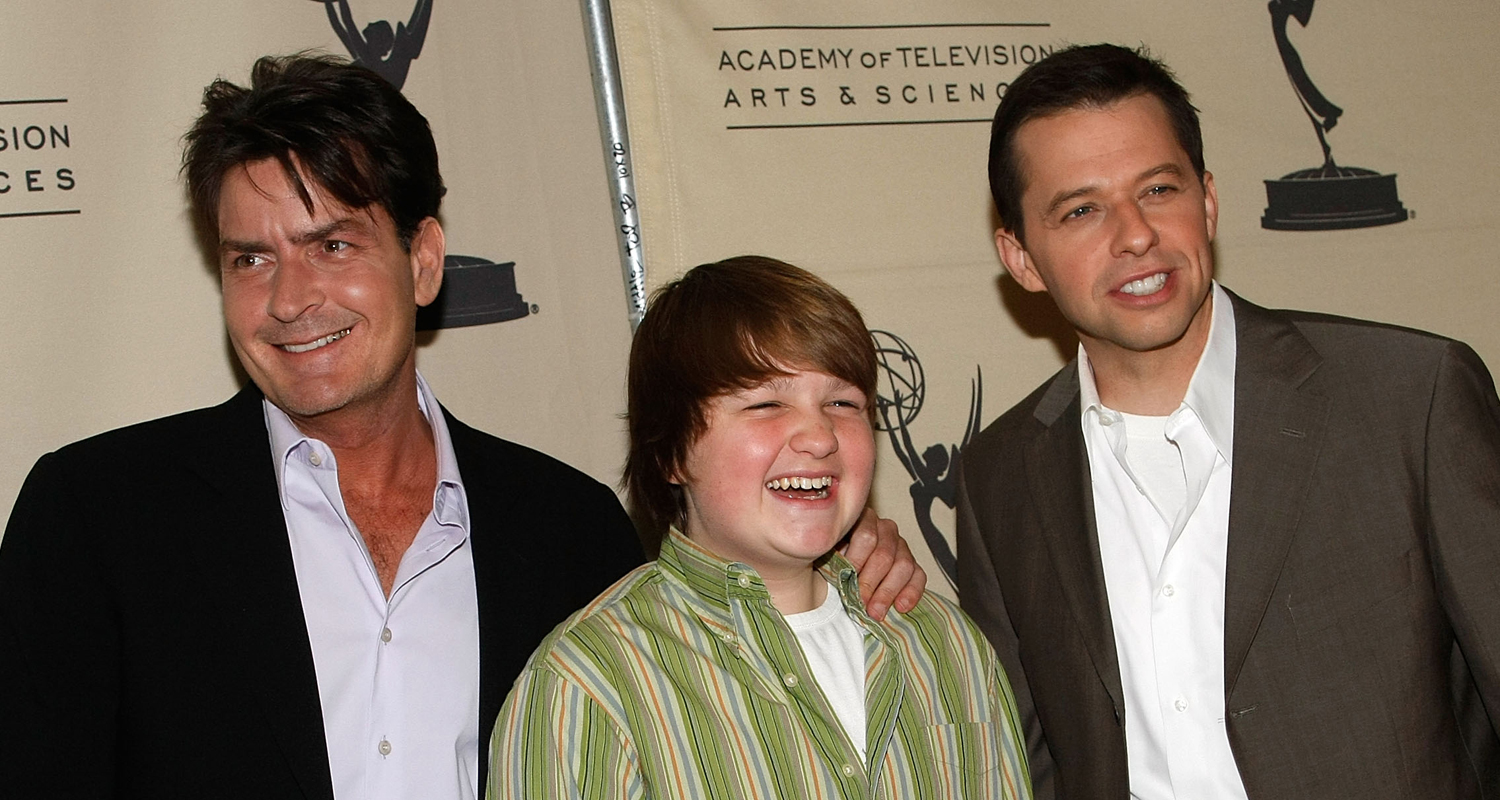 The Wealthiest ‘Two And a Half Men’ Stars Ranked Lowest to Highest (& the Richest Has a Net Worth of $200 Million!)