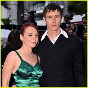 La fidanzata di lunga data di Harris Dickinson Rose Gray fa rari commenti sulla loro relazione decennale