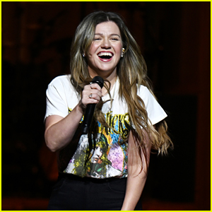 I bambini di Kelly Clarkson ballano adorabilmente insieme alla canzone preferita di River Rose all'ultimo concerto di Vegas (VIDEO)
