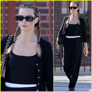 Margot Robbie indossa i capelli in trecce intrecciate mentre fa commissioni a La