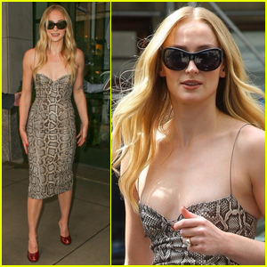 Sophie Turner uccide l'abito da stampa da serpente mentre esce a New York