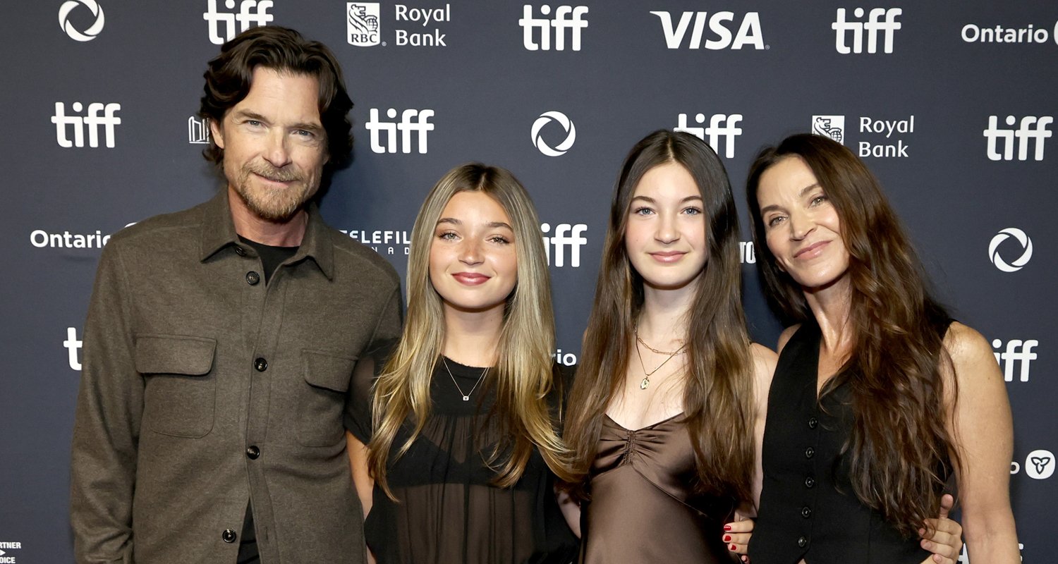 Jason Bateman Gets Support from Wife Amanda Anka & Their Daughters at TIFF Premiere of ‘Black Rabbit’ | 2025 Toronto International Film Festival, Amanda Anka, Black Rabbit, Francesca Bateman, Jason Bateman, Jude Law, Maple Bateman | Just Jared: Celebrity News and Gossip