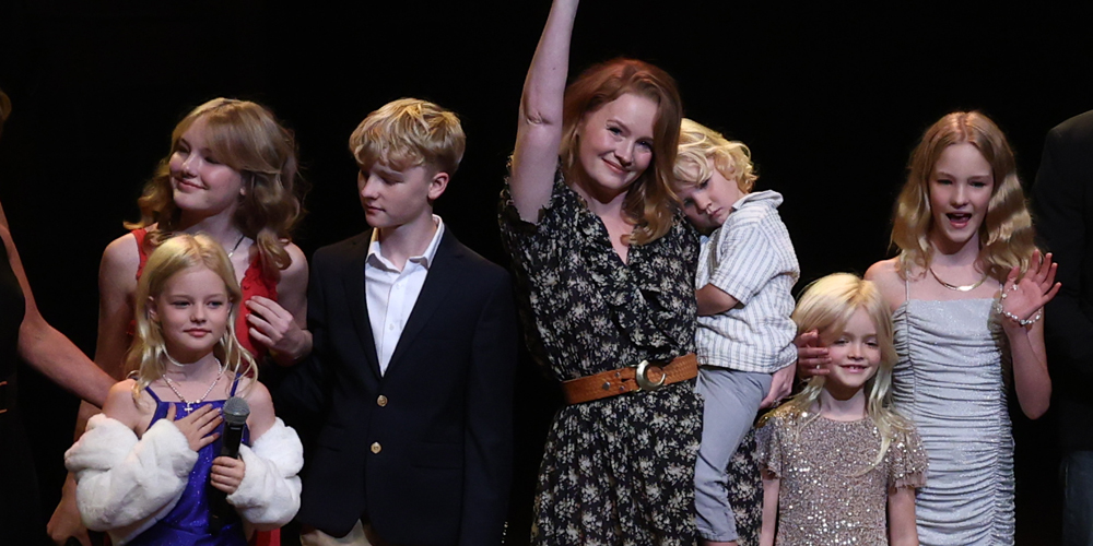 James Van Der Beek’s Daughters Sing ‘I Don’t Want to Wait’ at ‘Dawson’s Creek’ Reunion, Wife Kimberly & Kids Join Cast on Stage (Video)