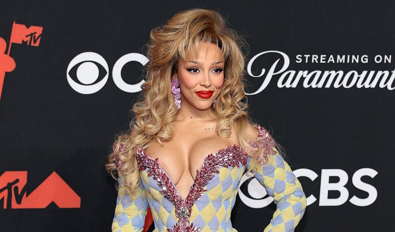 Doja Cat Kicks Off VMAs 2025 Red Carpet Carrying a ,000 Lipstick Clutch | 2025 MTV VMAs, Doja Cat, MTV VMAs | Just Jared: Celebrity News and Gossip