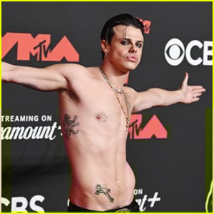 Embodying rock history, Yungblud shows off his tattoos and signature style at the VMAs.
