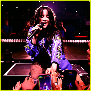 Billie Eilish violentemente afferrata da un fan in uno spaventoso attacco durante il concerto di Miami