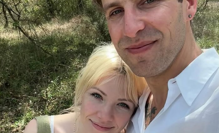 A cantora de “Call Me Maybe” Carly Rae Jepsen se casa com o produtor musical Cole MGN | Carly Rae Jepsen, Cole MGN, Casamento | Notícias e fofocas sobre celebridades | Entretenimento, fotos e vídeos A cantora de “Call Me Maybe” Carly Rae Jepsen se casa com o produtor musical Cole MGN | Carly Rae Jepsen, Cole MGN, Casamento | Notícias e fofocas sobre celebridades | Entretenimento, fotos e vídeos