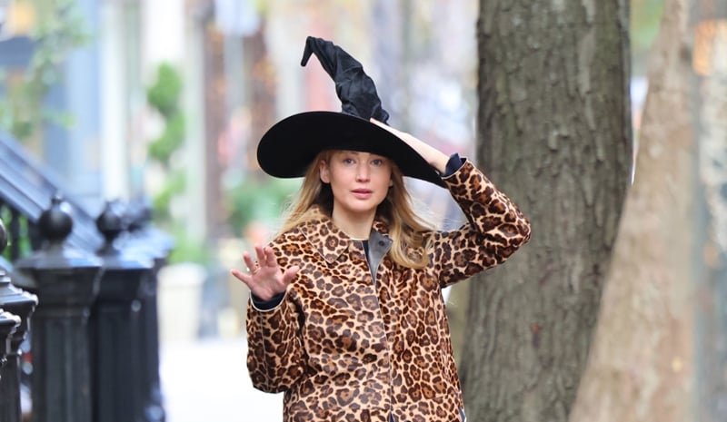 Jennifer Lawrence se llena del espíritu de Halloween con un sombrero de bruja | Halloween de Jennifer Lawrence | Noticias y rumores de celebridades | Entretenimiento, fotos y vídeos Jennifer Lawrence se llena del espíritu de Halloween con un sombrero de bruja | Halloween de Jennifer Lawrence | Noticias y rumores de celebridades | Entretenimiento, fotos y vídeos