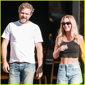 Joshua Jackson Hangs Out with Woman Seemingly Identified as Elizabeth Gilpin Joshua Jackson Hangs Out with Woman Seemingly Identified as Elizabeth Gilpin