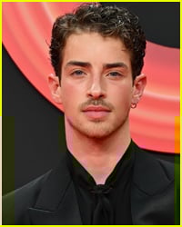 Manu Rios Flexes His Muscles in Hot New Selfie!