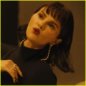 ‘In The Dark’ Lyrics: Selena Gomez Drops New Song from ‘Nobody Wants This’ Season 2 Soundtrack – Watch the Music Video! ‘In The Dark’ Lyrics: Selena Gomez Drops New Song from ‘Nobody Wants This’ Season 2 Soundtrack – Watch the Music Video!