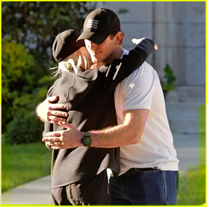 Exes Anna Faris &amp; Chris Pratt Hug It Out During Thanksgiving Meetup 