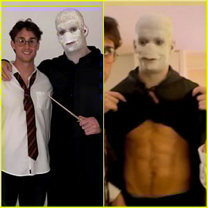 La star della NFL Carl Nassib mostra i suoi addominali mentre è vestito da Voldemort per Halloween