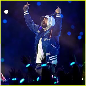 Il nipote di Eminem lo guarda esibirsi allo spettacolo dell'intervallo della NFL il giorno del Ringraziamento (video)