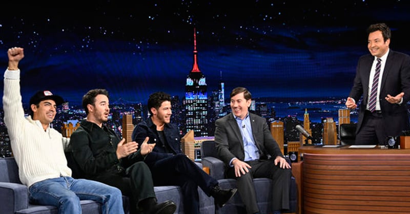 Jimmy Fallon encontró al verdadero Scott Kelly, cuyo currículum fue examinado en el concierto de los Jonas Brothers: ¡míralo ahora! | Jimmy Fallon, Joe Jonas, Jonas Brothers, Kevin Jonas, Nick Jonas, Scott Kelly | Noticias y rumores de celebridades | Entretenimiento, fotos y vídeos