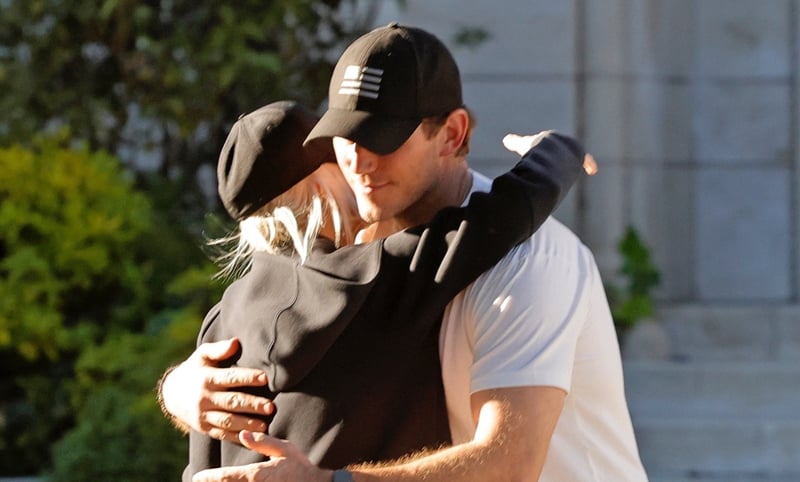 Exes Anna Faris & Chris Pratt Hug It Out During Thanksgiving Meetup ...