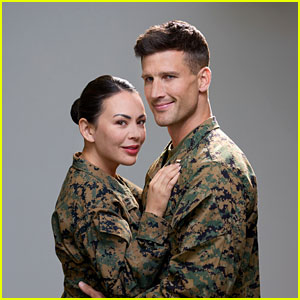 Janel Parrish elogia il debutto distintivo di Parker Young in 