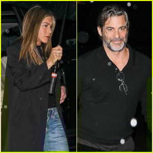 Dženifera Anistona un draugs Džims Kērtiss dodas vakariņās ar draugiem Losandželosā