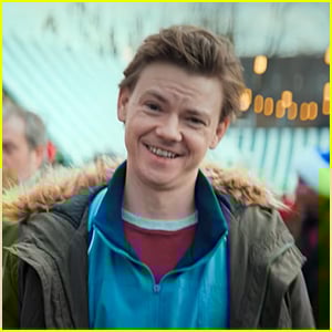 'Love Actually' 2025 Google Pixel Commercial: Thomas Brodie-Sangster Gets Ignored by Fans in Funny New Ad!