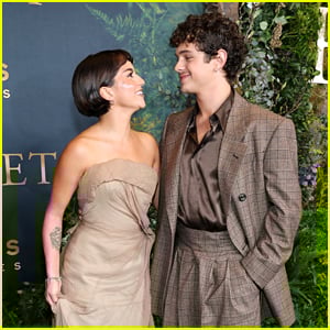 Noah Jupe Gets Isabela Merced’s Support at ‘Hamnet’ Premiere After Working Together This Year
