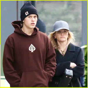 Reese Witherspoon & Her Son Deacon Phillippe Grab Lunch in NYC