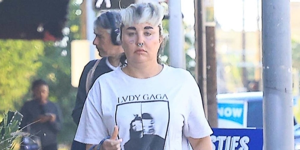 Amanda Bynes Wears a Lady Gaga T-Shirt While Running Errands
