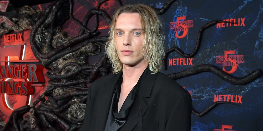 A estrela de ‘Stranger Things’ Jamie Campbell Bower faz sua estreia na Broadway com uma participação especial! | Jamie Campbell Bower, Netflix, Stranger Things, Stranger Things: A Primeira Sombra | Notícias e fofocas sobre celebridades | Entretenimento, fotos e vídeos
