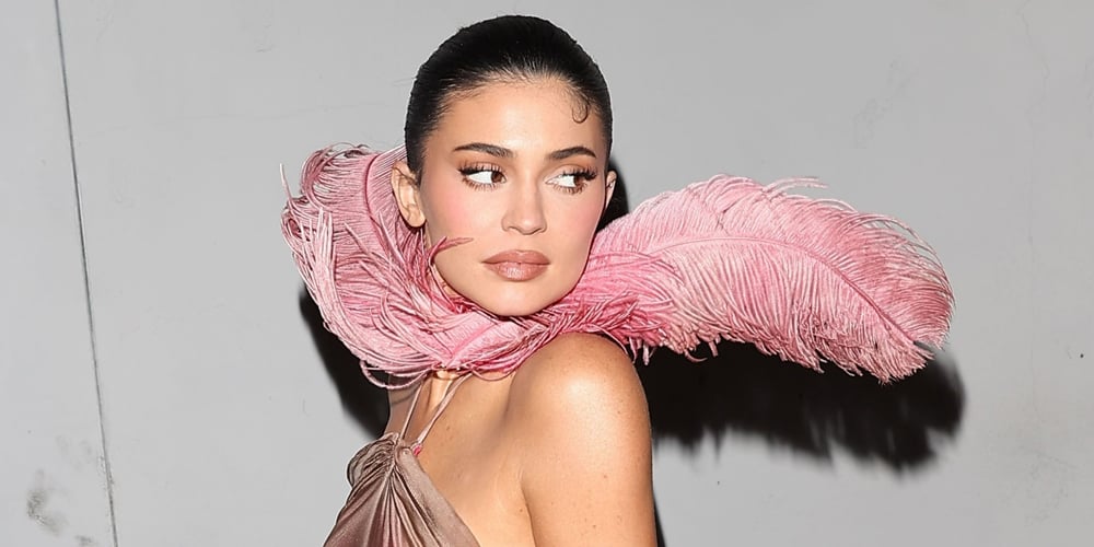 O look Pink Feather de Kylie Jenner para sua festa de Natal da Kylie Cosmetics é imperdível | KylieJenner | Notícias e fofocas sobre celebridades | Entretenimento, fotos e vídeos