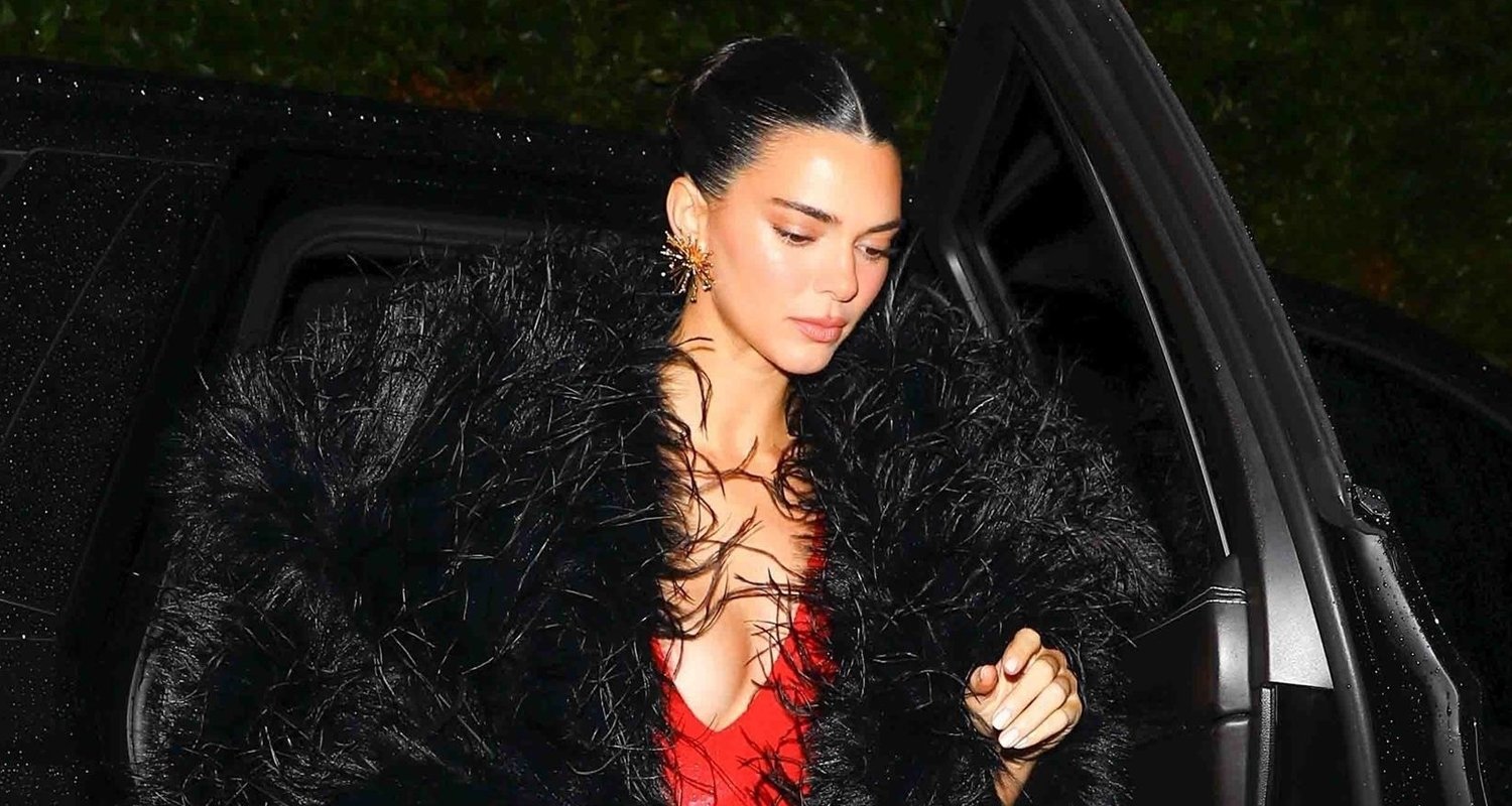 Kendall Jenner combina vestido vermelho com casaco preto na véspera de Natal | Kendall Jenner | Notícias e fofocas sobre celebridades | Entretenimento, fotos e vídeos