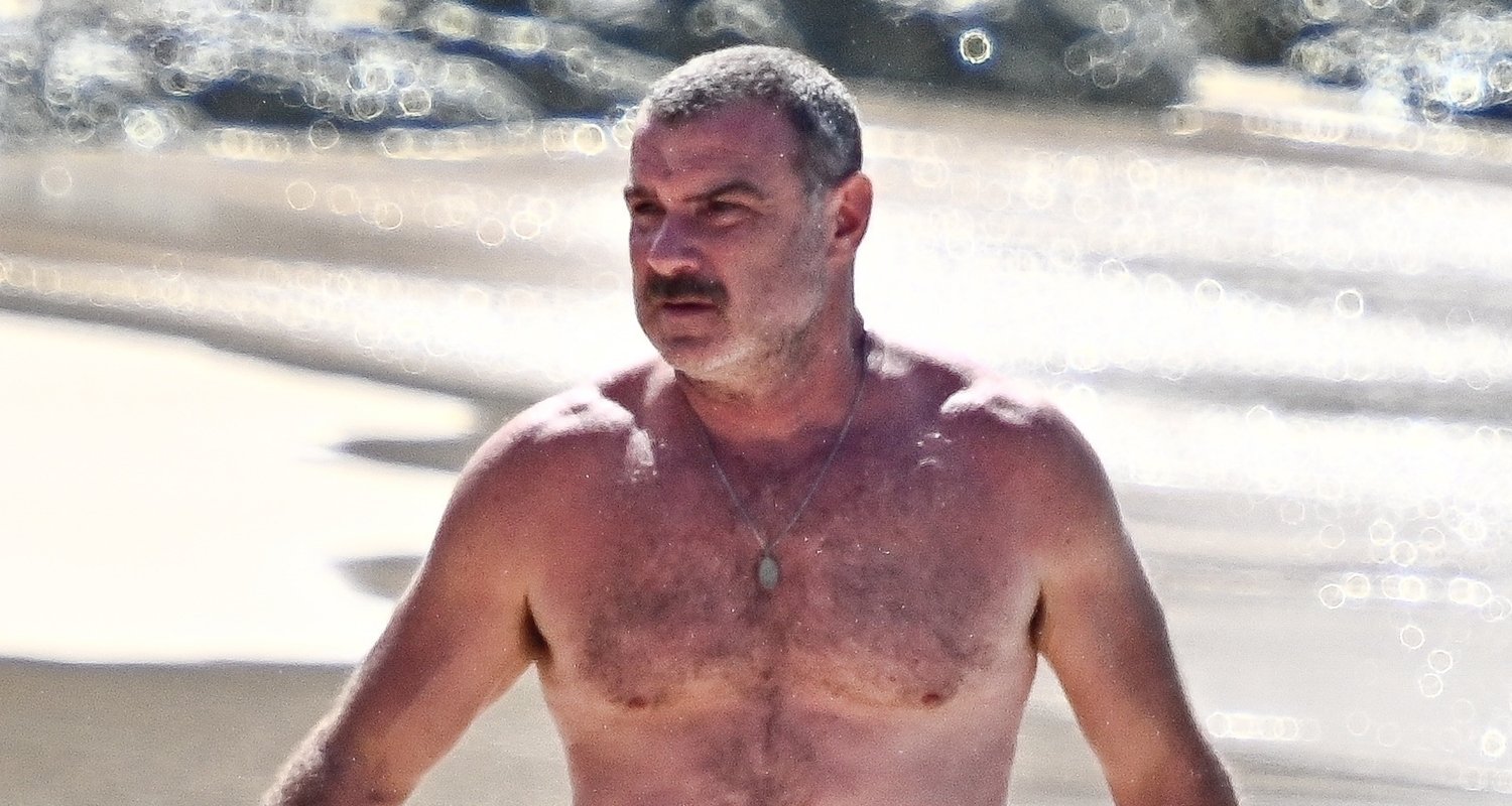 Liev Schreiber fica sem camisa ao chegar à praia em Barbados | Liev Schreiber, sem camisa | Notícias e fofocas sobre celebridades | Entretenimento, fotos e vídeos