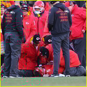 Patrick Mahomes Exits Game With Knee Injury as Chiefs Eliminated From Playoffs