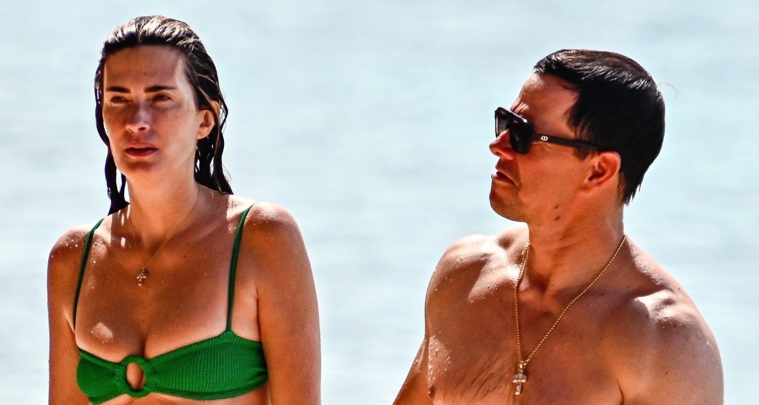 Mark Wahlberg mostra corpo musculoso sem camisa durante férias na ilha com a esposa Rhea | Biquíni Mark Wahlberg Rhea Durham Sem Camisa | Notícias e fofocas sobre celebridades | Entretenimento, fotos e vídeos