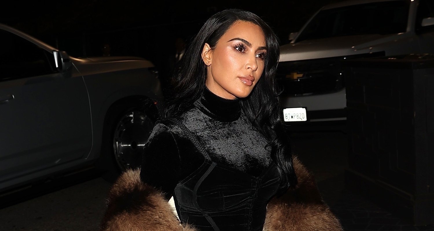 Kim Kardashian combina um vestido de veludo com um casaco de pele para a festa de fim de ano do SKIMS! | Kim Kardashian | Notícias e fofocas sobre celebridades | Entretenimento, fotos e vídeos