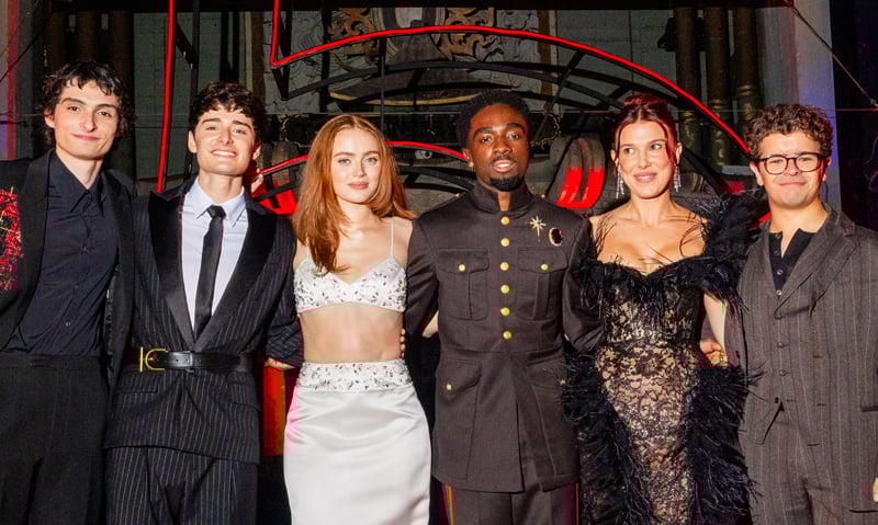 Quanto os atores de ‘Stranger Things’ receberam na última temporada? Salários e aumentos salariais revelados! | Caleb McLaughlin, Charlie Heaton, David Harbor, EG, Extended, Finn Wolfhard, Gaten Matarazzo, Joe Keery, Maya Hawke, Millie Bobby Brown, Natalia Dyer, Noah Schnapp, Sadie Sink, Apresentação de slides, Stranger Things, Winona Ryder | Notícias e fofocas sobre celebridades | Entretenimento, fotos e vídeos