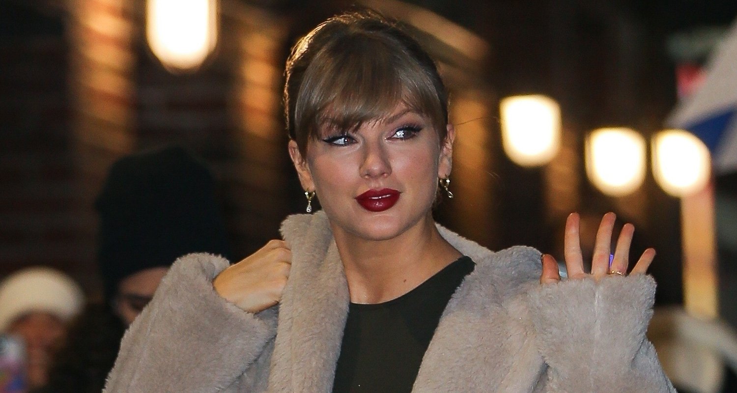 Taylor Swift Waves to Fans While Arriving For ‘The Late Show with Stephen Colbert’ Appearance