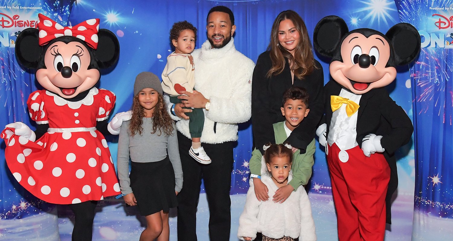 Chrissy Teigen e John Legend participam de ‘Disney On Ice Presents Let’s Dance!’ com os quatro filhos! | Andrea Thoma, Beau Clark, Brandon Frankel, Bre Tiesi, Caterine Scorsone, Celebrity Babies, Chrissy Teigen, Drew Scott, Gabourey Sidibe, Grant Gustin, Heidi Montag, Iliza Shlesinger, John Legend, Linda Phan, mailka haqq, Nick Cannon, Spencer Pratt, Stassi Schroeder | Notícias e fofocas sobre celebridades | Entretenimento, fotos e vídeos