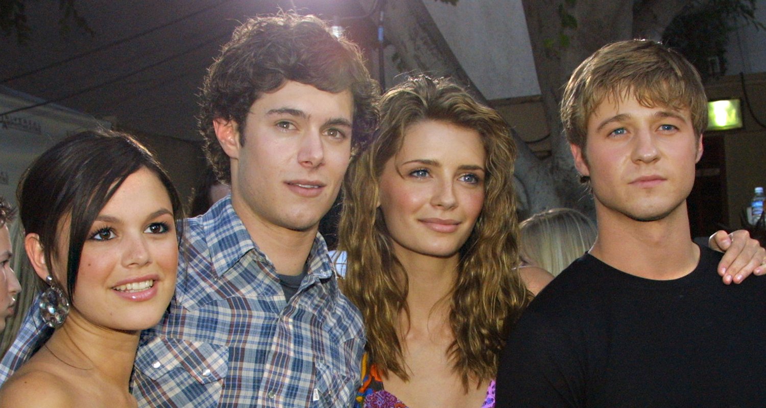 Os membros mais ricos do elenco de ‘The OC’ são classificados do mais baixo ao mais alto (o mais rico tem US$ 25 milhões!) | Adam Brody, Alan Dale, Autumn Reeser, Benjamin McKenzie, Chris Carmack, EG, Broad, Kelly Rowan, Melinda Clarke, Mischa Barton, Nat Worth, Peter Gallagher, Rachel Bilson, Apresentação de slides, Tate Donovan, OC, Willa Holland | Notícias e fofocas sobre celebridades Entretenimento, fotos e vídeos
